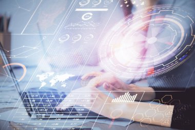 Bilgisayar ve veri temalı hologram çizimlerinde çalışan kadın elleri çift pozlama. Teknoloji kavramı.