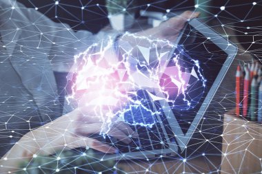 Bilgisayar ve beyin hologramı çizimleri üzerinde çalışan kadın elleri çift pozlama. Ai kavramı.