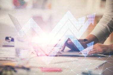 Bilgisayarda yazı yazan ve ok çizen kadınların ellerine iki kez maruz kalmışlar. Başarı konsepti.