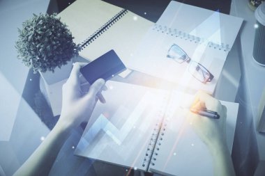 İnternetten alışveriş yapan kadının elinde kredi kartı ve ok çizimleri var. Başarı konsepti.