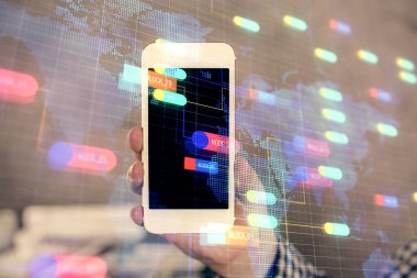 Bir adamın elini tutarken ve dijital bir cihaz ve veri temalı hologram çizimi kullanırken çift pozlama. Teknoloji konsepti.