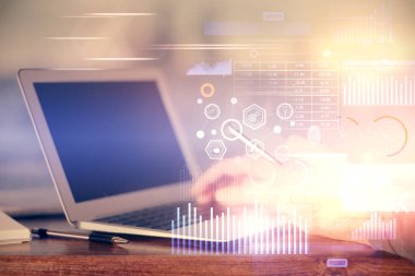 Dijital bir cihaz ve veri temalı çizim kullanan bir adamın el ele tutuşması. Yenilik kavramı.