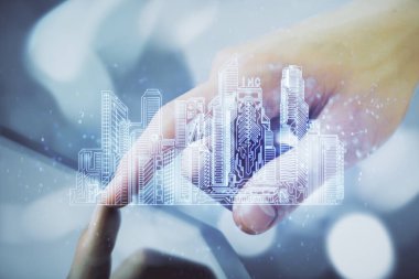 Dijital bir cihaz ve şehir çizimi kullanarak insanın ellerini tutarken çift pozlama.