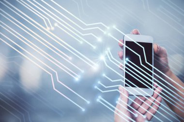 Teknolojiye çifte maruz kalma, hologram ve cep telefonu kullanan bir kadın..