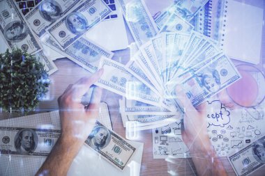 Teknolojiye çoklu maruz kalma hologram, dolar banknotları ve insan eli. Veri kavramı