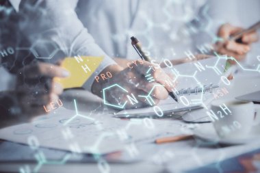 Arka planda not tutanların üzerine formül çizmek iki kat maruz kalmaktır. Eğitim kavramı