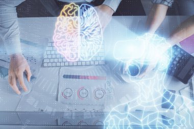 Sanal gözlüklü hologram çizim yapan bir adam ve bir kadının birlikte çalıştığı çifte pozlama. Bilgisayar arkaplanı. Üst Manzara. VR, AR konsepti.