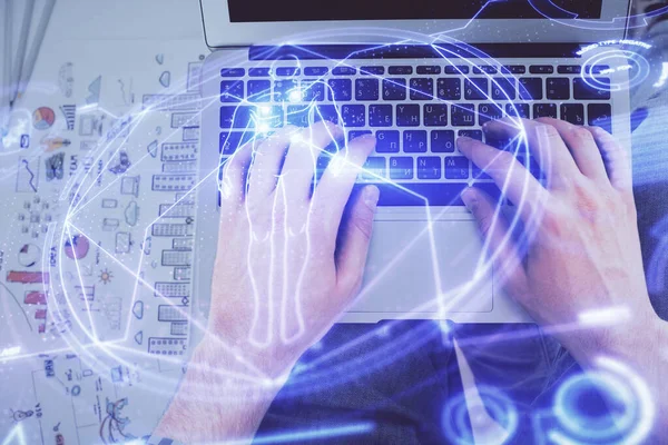Doppelbelichtung Der Menschenhände Beim Tippen Über Computertastatur Und Hologrammzeichnung Zum — Stockfoto
