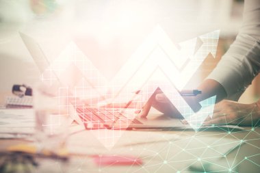 Bilgisayarda yazı yazan ve ok çizen kadınların ellerine iki kez maruz kalmışlar. Başarı konsepti.