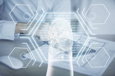 Dijital bir cihaz ve parmak izi hologramı kullanarak insanın elini tutarken çift pozlama. Güvenlik kavramı.