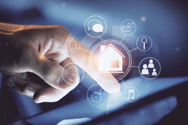 Dijital bir cihaz ve şehir çizimi kullanarak insanın ellerini tutarken çift pozlama.