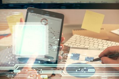 Dijital bir cihaz ve veri temalı çizim kullanan bir adamın el ele tutuşması. Yenilik kavramı.