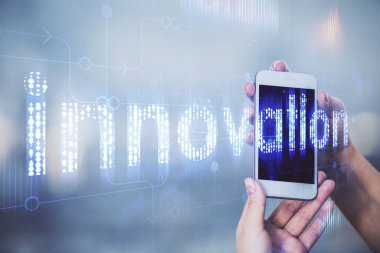 Teknolojiye çifte maruz kalma, hologram ve cep telefonu kullanan bir kadın..