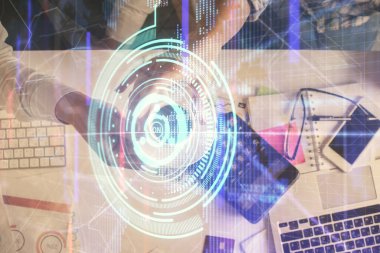 Kadın ve erkeğin birlikte çalışması ve veri temalı hologram çizimi. Bilgisayar arkaplanı. Üst Görünüm.