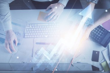 Kadın ve erkeğin birlikte çalışırken ve ok çekerken çift pozlama. Bilgisayar arkaplanı. Üst Manzara. Büyüme kavramı.