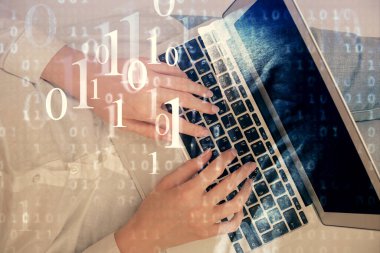 Bilgisayar ve veri temalı hologram çizimlerinde çalışan kadın elleri çift pozlama. Üst Manzara. Teknoloji konsepti.