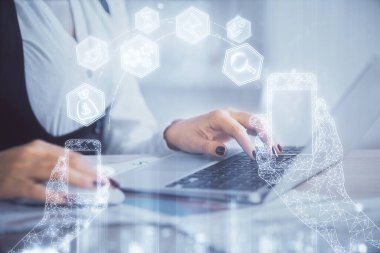 Bilgisayar ve teknoloji temalı çizimlerde kadın elinin çifte pozlanması. Yüksek Teknoloji kavramı.