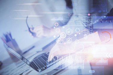 Bilgisayar ve veri temalı hologram çizimlerinde çalışan kadın elleri çift pozlama. Teknoloji kavramı.