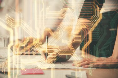 Bilgisayar ve teknoloji temalı çizimlerde kadın elinin çifte pozlanması. Yüksek Teknoloji kavramı.