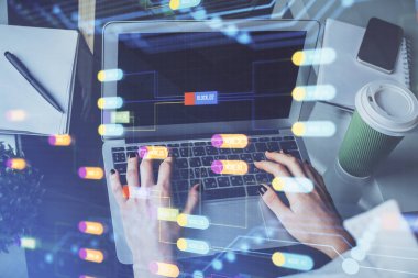 Bilgisayar ve veri temalı hologram çizimlerinde çalışan kadın elleri çift pozlama. Teknoloji kavramı.