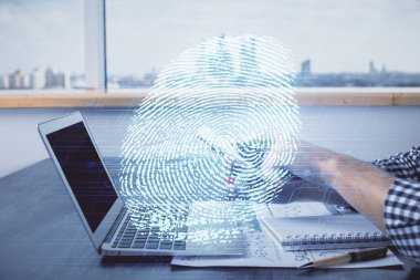 Dijital bir cihaz ve parmak izi hologramı kullanarak insanın elini tutarken çift pozlama. Güvenlik kavramı.