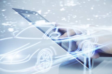 Dijital bir cihaz ve otomobil temalı hologram çizimi kullanarak insanın elini tutarken çift pozlama. Teknoloji konsepti.