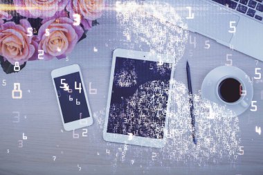 Teknoloji temalı çizimlerin çoklu pozu telefon ile masanın üzerinde. Üst Manzara. Yüksek teknoloji kavramı.