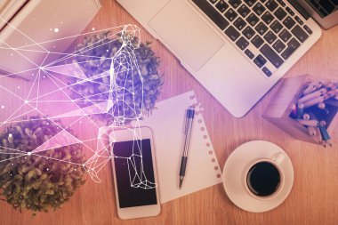 Masanın üzerinde telefonla çizim yaparken çok fazla şeye maruz kalmış. Üst Manzara. Başlangıcın konsepti.