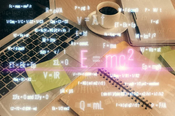 テーブルの背景にコーヒーやアイテムと数式の図面やデスクトップの二重露出 教育の概念 — ストック写真