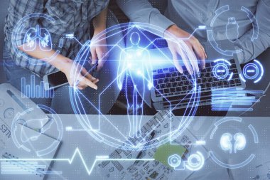 Kadın ve erkeğin birlikte çalışması ve eğitim temalı hologram çizimi. Bilgisayar arkaplanı. Üst Görünüm.