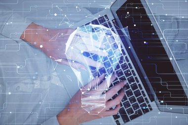 Bilgisayar ve ampul hologramı çizimleri üzerinde çalışan kadın elleri çift pozlama. Üst Manzara. Fikir kavramı.