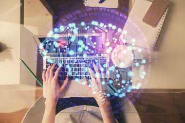 Bilgisayar ve insan beyin hologramı çizimleri üzerinde çalışan bir kadının çifte pozu. Üst Manzara. Ai kavramı.