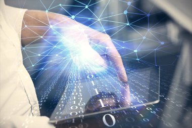 Bir adamın elini tutarken ve dijital bir cihaz ve veri temalı hologram çizimi kullanırken çift pozlama. Teknoloji konsepti.