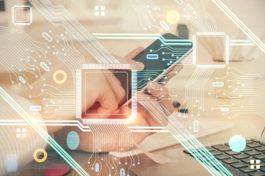 Bir adamın elini tutarken ve dijital bir cihaz ve veri temalı hologram çizimi kullanırken çift pozlama. Teknoloji konsepti.