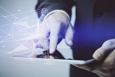 Bir insanın elini tutarken ve mobil bir cihaz ve yaratıcı hologram çizimi kullanırken çift pozlama.