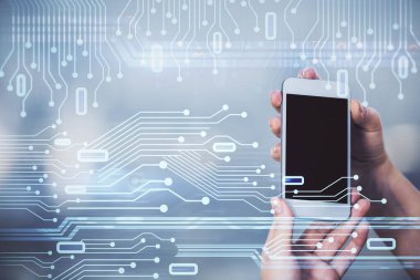 Teknolojiye çifte maruz kalma, hologram ve cep telefonu kullanan bir kadın..