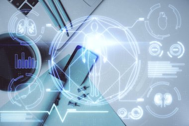 Masaüstü arkaplanındaki bilgisayar üzerinden eğitim hologramı çizimleri. Üst Manzara. Çoklu pozlama.