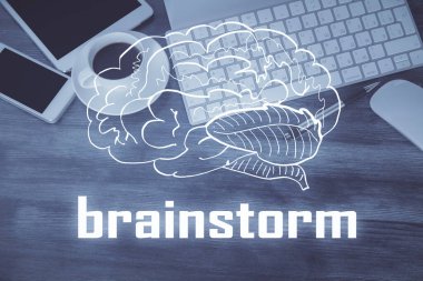 Masanın üzerinde telefonla çizim yaparken çok fazla şeye maruz kalmış. Üst Manzara. Başlangıcın konsepti.