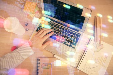 İnsan elinin bilgisayar klavyesi ve veri temalı hologram çiziminin üzerine yazarken çoklu pozlama. Üst Manzara. Teknoloji konsepti.