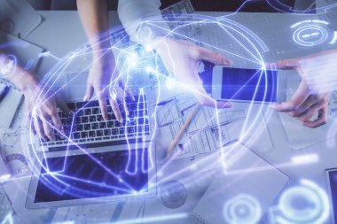 Kadın ve erkeğin birlikte çalışması ve eğitim temalı hologram çizimi. Bilgisayar arkaplanı. Üst Görünüm.