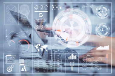 Bilgisayar ve veri temalı hologram çizimleri üzerinde çalışan kadın ellerine çok fazla maruz kalma. Teknoloji kavramı.