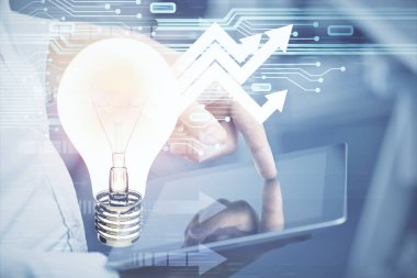 Dijital bir cihaz ve ampul hologram çizimi kullanarak insanın ellerini tutarken çift pozlama. Fikir kavramı.