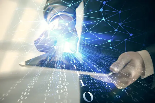 Bir Adamın Elini Tutarken Dijital Bir Cihaz Veri Temalı Hologram — Stok fotoğraf
