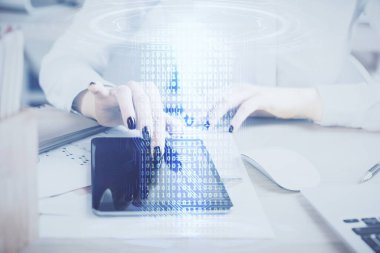 Teknolojiye çifte maruz kalma, hologram çizimi ve cep telefonu kullanan bir kadın. Ai kavramı