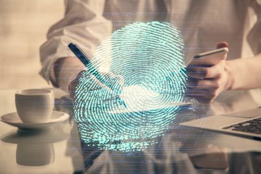 Parmak izi hologramına çifte maruz kalma ve mobil cihaz kullanan bir kadın. Güvenlik kavramı.