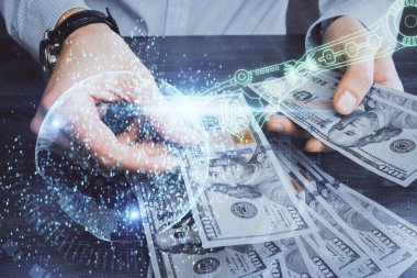 Teknolojinin iki katına çıkması hologram, dolar banknotları ve insan eli. Veri kavramı