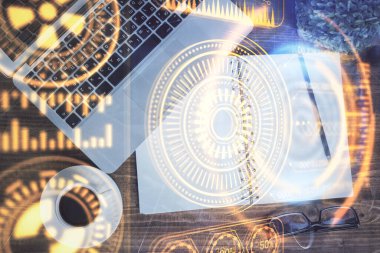 Teknoloji hologramı masaüstü arka planında bilgisayarın üzerine çiziyor. Üst Manzara. Çifte maruziyet. Teknoloji kavramı.