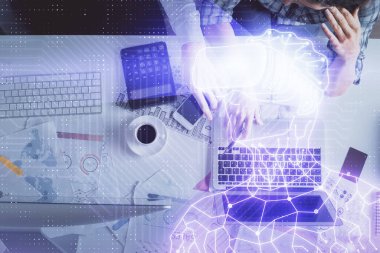 Sanal gözlüklü hologram çizim yapan bir adam ve bir kadının birlikte çalıştığı çifte pozlama. Bilgisayar arkaplanı. Üst Manzara. VR, AR konsepti.