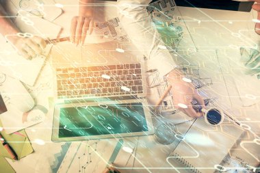 Kadın ve erkeğin birlikte çalışması ve teknoloji temasının hologramı çekmesi. Büyük veri konsepti. Bilgisayar arkaplanı.