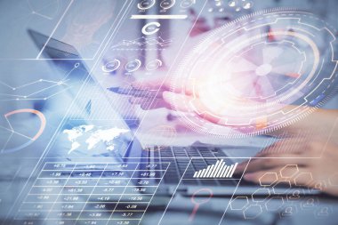 Bilgisayar ve veri temalı hologram çizimleri üzerinde çalışan kadın ellerine çok fazla maruz kalma. Teknoloji kavramı.